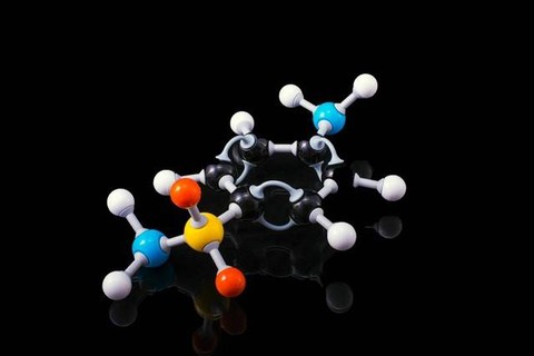 Ilustrasi Atom tersusun atas partikel sub atom, yaitu proton, neutron, dan elektron. Jelaskan peranan elektron dalam kehidupan sehari-hari! - Sumber: Unsplash/Terry Vlisidis