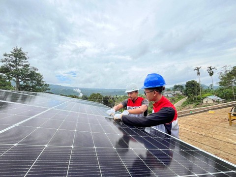 Penggunaan Pembangkit Listrik Tenaga Surya (PLTS) di green house kebun melon hidroponik milik kelompok pemuda tani Kabupaten Tanggamus, Lampung. Foto: Dok. Pertamina