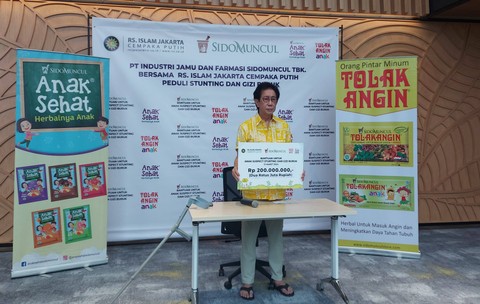 Penyerahan secara simbolis bantuan untuk anak-anak stunting di RS Islam Jakarta Cempaka Putih oleh Irwan Hidayat. Foto: Wina Ramadhani/kumparan