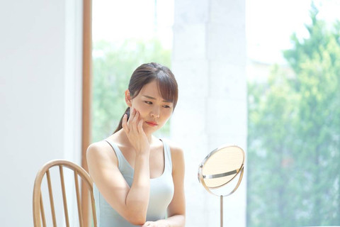 Ilustrasi perempuan yang khawatir dengan kondisi kulitnya. Foto: siro46/Shutterstock