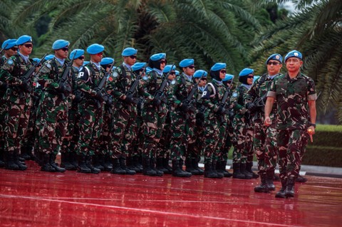 Panglima TNI Jenderal TNI Agus Subiyanto (kanan) mengecek prajurit Satgas TNI Kontingen Garuda (Konga) yang tiba di Plaza Mabes TNI, Cilangkap, Jakarta, Kamis (14/3/2024). Foto: Bayu Pratama S/Antara Foto