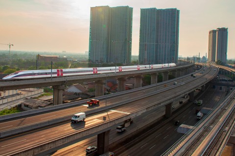 Rangkaian Whoosh melintas menuju Bandung di atas Tol Jakarta-Cikampek, Bekasi, Jawa Barat, pada 5 Desember 2023.  Foto: Rio Rinaldi Rachmatulla/KCIC