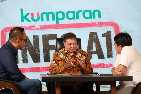 Pemimpin Redaksi kumparan, Arifin Asydhad (kanan), Pakar komunikasi politik, Irfan Wahid atau Ipang Wahid (kiri) dan Menko Perekonomian Airlangga Hartarto di program Info A1 kumparan. Foto: Aditia Noviansyah/kumparan