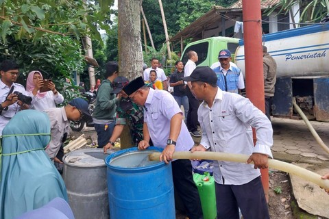 Walkot Cilegon Helldy Agustian memberikan bantuan usai ramai caleg putus aliran air bersih ke warga. Foto: Humas Pemkot Cilegon