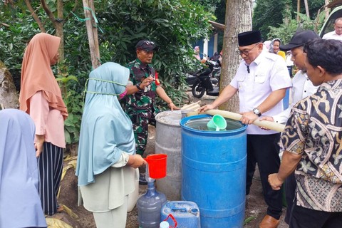 Walkot Cilegon Helldy Agustian memberikan bantuan usai ramai caleg putus aliran air bersih ke warga. Foto: Humas Pemkot Cilegon