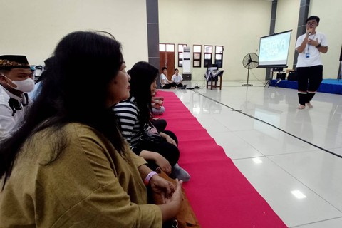 Kegiatan Setara (Senangnya Kita Beramal) yang digelar siswa SMAN 5 Surabaya. Foto: Masruroh/Basra