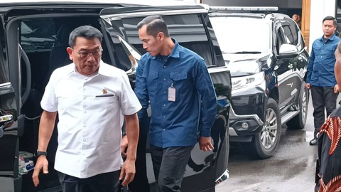 KSP Moeldoko menghadiri rapat koordinasi terkait dengan pemantauan perkembangan situasi pasca pemungutan suara dan antisipasi penetapan hasil suara Pemilu 2024 di Kantor Kemenko Polhukam, Jakarta Pusat, Jumat (15/3). Foto: Zamachsyari/kumparan
