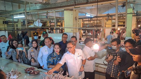 Menteri Perdagangan (Mendag) Zulkifli Hasan atau Zulhas mengunjungi Pasar Kramat Jati, Jakarta Timur, pada Jumat (15/3). Foto: Achmad Firdaus/kumparan