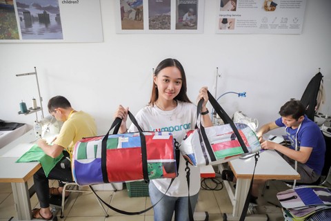 Tim kumparan menunjukkan tas berbahan baliho bekas kampanye pemilu di Liberty Society, Kabupaten Tangerang, Banten, Jumat (15/3/2024). Foto: Jamal Ramadhan/kumparan