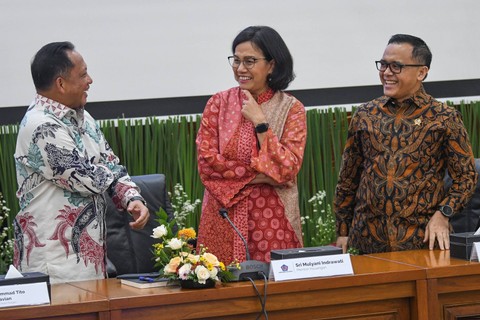 Menteri Keuangan Sri Mulyani Indrawati (tengah) bersama sejumlah menteri menyampaikan keterangan kepada wartawan terkait pemberian tunjangan hari raya (THR) dan gaji ke-13 untuk aparatur sipil negara (ASN) di Jakarta, Jumat (15/3/2024). Foto: Aditya Pradana Putra/ANTARA FOTO