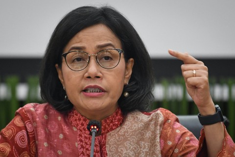 Menteri Keuangan Sri Mulyani Indrawati menyampaikan keterangan kepada wartawan terkait pemberian tunjangan hari raya (THR) dan gaji ke-13 untuk aparatur sipil negara (ASN) di Jakarta, Jumat (15/3/2024). Foto: Aditya Pradana Putra/ANTARA FOTO