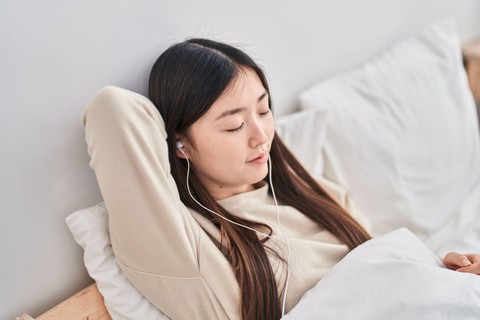 Ilustrasi perempuan dengerin musik. Foto: Krakenimages.com/Shutterstock