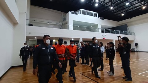 KPK tahan 15 tersangka dugaan pungli Rutan, Jumat (15/3). Foto: Hedi/kumparan