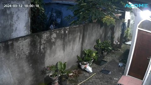 Rekaman CCTV Aselar kembali melempari benda-benda di rumah Najunda Duhita warga Desa Sidodadi RT 07 RW 02, Kecamatan Taman, Kabupaten Sidoarjo. Foto: Dok. Istimewa