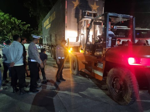 Bus tambrak truk di Karawang. Foto: Dok. Istimewa
