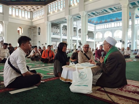 Ida Suliyati (kerudung hitam) saat mengucap ikrar mualaf. Foto: Dok. Masjid Nasional Al-Akbar Surabaya