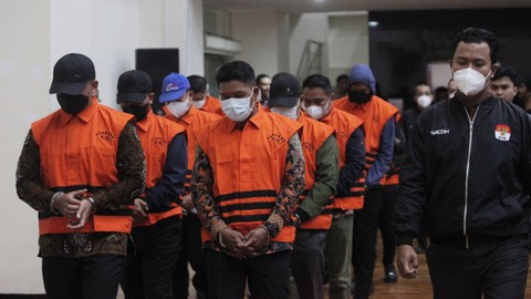 Sejumlah pegawai rumah tahanan Komisi Pemberantasan Korupsi (KPK) dihadirkan setelah ditetapkan menjadi tersangka dalam kasus dugaan pungutan liar (pungli) di Gedung Merah Putih KPK, Jakarta, Jumat (15/3). Foto: ANTARA FOTO/Reno Esnir