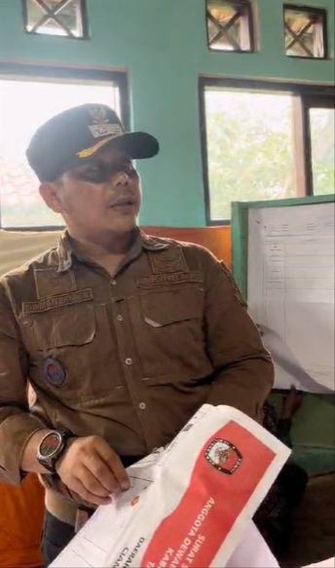 Somantri saat mencoblosi surat suara. Foto: Dok. Istimewa