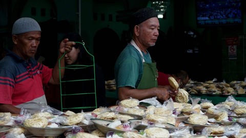 Relawan sedang menyiapkan takjil gratis di Masjid Jogokariyan, Yogyakarta. Foto: Widi RH Pradana/Pandangan Jogja