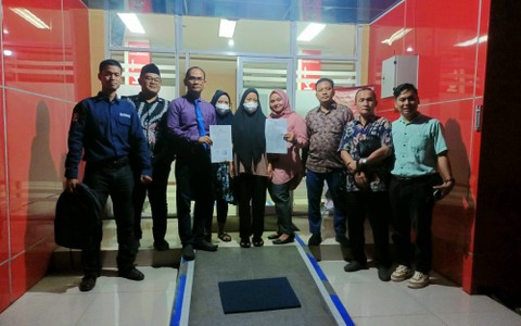 Tim kuasa hukum dari Kantor Hukum Amanah Nusantara bersama keluarga korban saat membuat laporan ke Polda Sumsel. (ist)