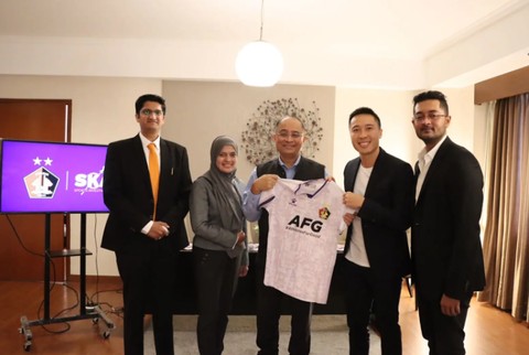 Arthur Irawan dan manajemen Persik. Foto: dok. Persik Kediri