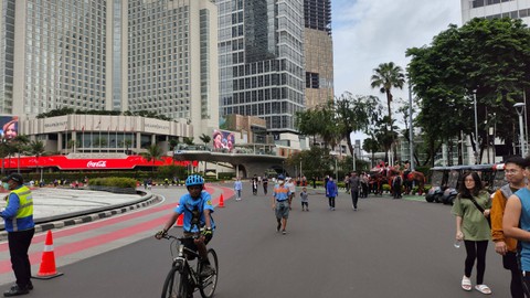 Suasana Car Free Day (CFD) di Bundaran HI, Jakarta Pusat, Minggu (17/3/2024). Foto: Jonathan Devin/kumparan
