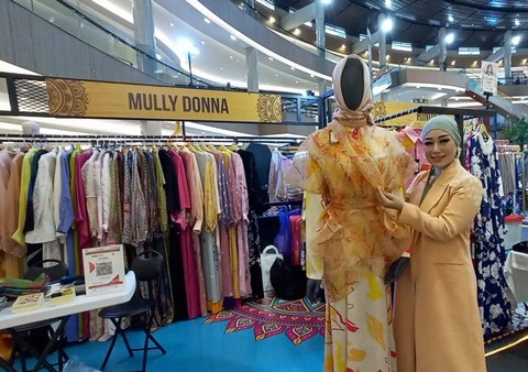 Muli saat menunjukkan koleksi busana muslim The Serenity of Raya. Foto: Masruroh/Basra