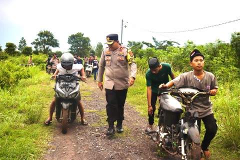 Kapolres Lampung Selatan ketika mengamankan para pelaku balap liar | Foto: Dok. Humas Polres Lamsel