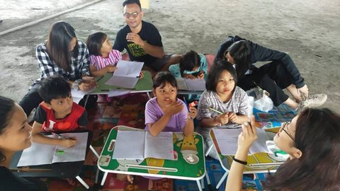 Suasana saat tenaga pengajar dari Komunitas Dinding mengajar anak-anak di Pasar Bersehati