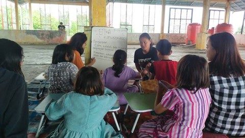 Meminjam lantai 3 Pasar Bersehati yang tak digunakan, para tenaga pengajar dari Komunitas Dinding Manado memberikan pendidikan gratis untuk anak-anak di pasar tersebut.