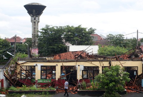Warga melihat atap ruang kelas sekolah yang ambruk di Sekolah Dasar Negeri (SDN) Kedaung, Sawangan, Depok, Jawa Barat, Sabtu (16/3/2024). Foto: Muhammad Iqbal/Antara Foto