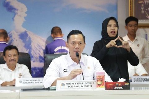 Menteri ATR/Kepala BPN Agus Harimurti Yudhoyono menunjukan barang bukti kasus mafia tanah di Banyuwangi dan Pamekasan, Sabtu (16/3/2024). Foto: Mili.id