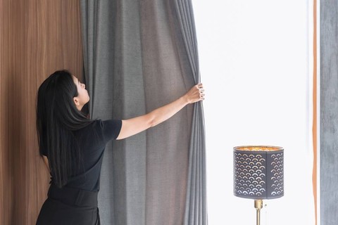 Ilustrasi menutup tirai kamar hotel. Foto: Quality Stock Arts/Shutterstock