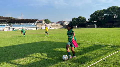 Gea Yumanda saat menjalani sesi latihan dengan tim sepak bola putri PON Jawa Barat di Lapangan Ahmad Yani, Sumedang, (26/2/2024). Foto: Aji Nugrahanto/kumparan