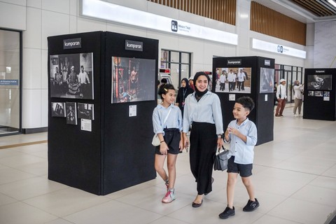 Pengunjung melihat pameran kumparan Photography Exhibition di lantai 2 Stasiun Whoosh Halim, Jakarta Timur, Minggu (17/3/2024). Foto: Jamal Ramadhan/kumparan