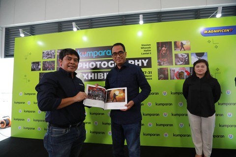 Pemimpin Redaksi kumparan, Arifin Asydhad bersama Menhub Budi Karya Sumadi membuka pameran kumparan Photography Exhibition di lantai 2 Stasiun Whoosh Halim, Jakarta Timur, Minggu (17/3/2024). Foto: Iqbal Firdaus/kumparan
