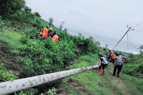 Petugas PLN gerak cepat memperbaiki tiang listrik yang roboh akibat hujan deras disertai angin kencang di Lombok, Nusa Tenggara Barat, pada Senin (11/3/2024). Foto: PLN