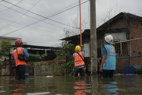 Petugas PLN melakukan pengamanan listrik daerah terdampak banjir di Semarang, Jawa Tengah, pada Kamis (14/3/2024). Foto: PLN