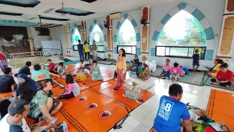 Masjid Al-Karim dijadikan pengungsian korban kebakaran Palmerah, Jakarta Barat.  Foto: Jonathan Devin/kumparan