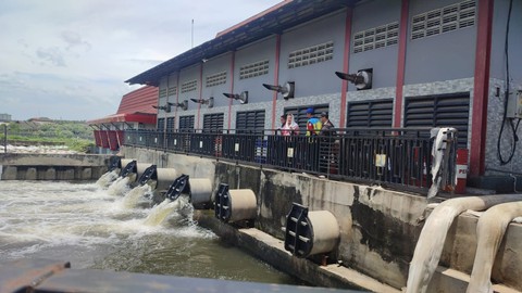 Wali Kota Semarang, Hevearita Gunaryanti Rahayu saat meninjau rumah pompa Kali Tenggang dalam upaya pengendalian banjir. Foto: Dok. Istimewa