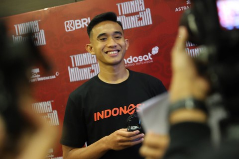 Pemain Timnas Indonesia Rizky Ridho diwawancarai oleh para jurnalis di kawasan Senayan, Jakarta, Minggu (17/03/2024). Foto: Iqbal Firdaus/kumparan