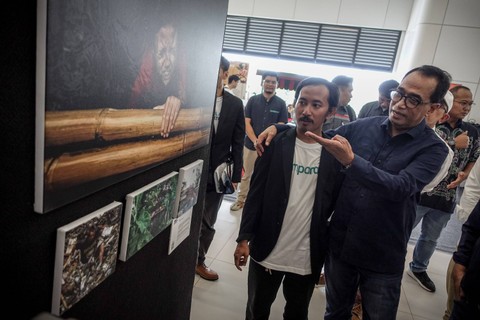 Menhub Budi Karya Sumadi (kanan) meninjau sejumlah karya foto usai membuka kumparan Photography Exhibition di Stasiun Whoosh Halim, Jakarta Timur, Minggu (17/3/2024). Foto: Jamal Ramadhan/kumparan