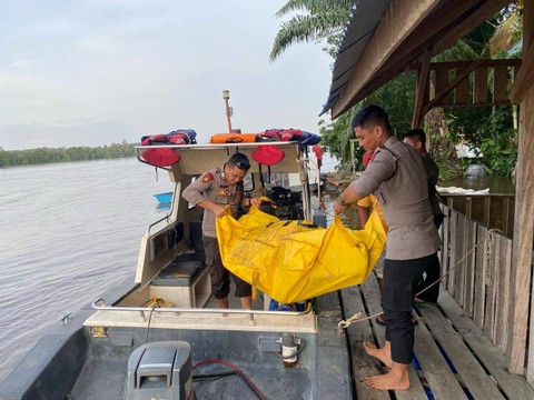 Petugas mengevakuasi jasad korban tenggelam. Foto: Dok. Polres Sekadau