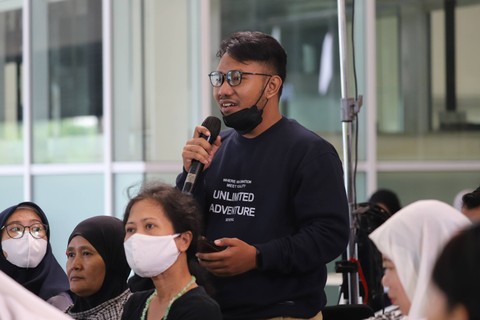 Peserta bertanya saat talk show usai pembukaan  kumparan Photography Exhibitition di Stasiun Whoosh Halim, Jakarta Timur, Minggu (17/3/2024). Foto: Iqbal Firdaus/kumparan