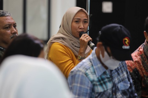 Peserta bertanya saat talk show usai pembukaan  kumparan Photography Exhibitition di Stasiun Whoosh Halim, Jakarta Timur, Minggu (17/3/2024). Foto: Iqbal Firdaus/kumparan