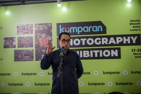 Menhub Budi Karya Sumadi memberikan sambutan saat peresmian kumparan Photography Exhibitition di lantai 2 Stasiun Whoosh Halim, Jakarta Timur, Minggu (17/3/2024). Foto: Jamal Ramadhan/kumparan