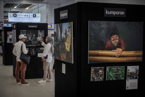 Pengunjung melihat karya foto pada kumparan Photography Exhibition di lantai 2 Stasiun Whoosh Halim, Jakarta Timur, Minggu (17/3/2024). Foto: Jamal Ramadhan/kumparan