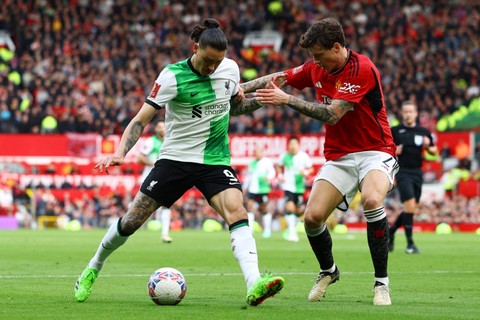 Pemain Liverpool Darwin Nunez berebut bola dengan pemain Manchester United Victor Lindelof pada pertandingan Perempat Final Piala FA di Old Trafford, Manchester, Inggris, Minggu (17/3/2024). Foto: Molly Darlington/REUTERS