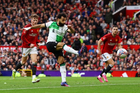 Pemain Liverpool Mohamed Salah mencetak gol ke gawang Manchester United pada pertandingan Perempat Final Piala FA di Old Trafford, Manchester, Inggris, Minggu (17/3/2024). Foto: Molly Darlington/REUTERS
