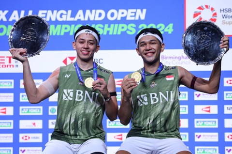 Fajar Alfian/Muhammad Rian Ardianto merengkuh gelar juara All England 2024 usai menang di final pada Minggu (17/3) malam WIB. Foto: PBSI